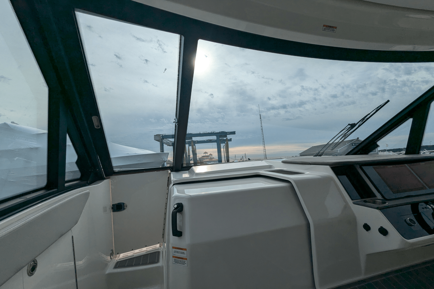 Slide: The Image of Sea Ray 320 SUNDANCER OB 2023 - 24