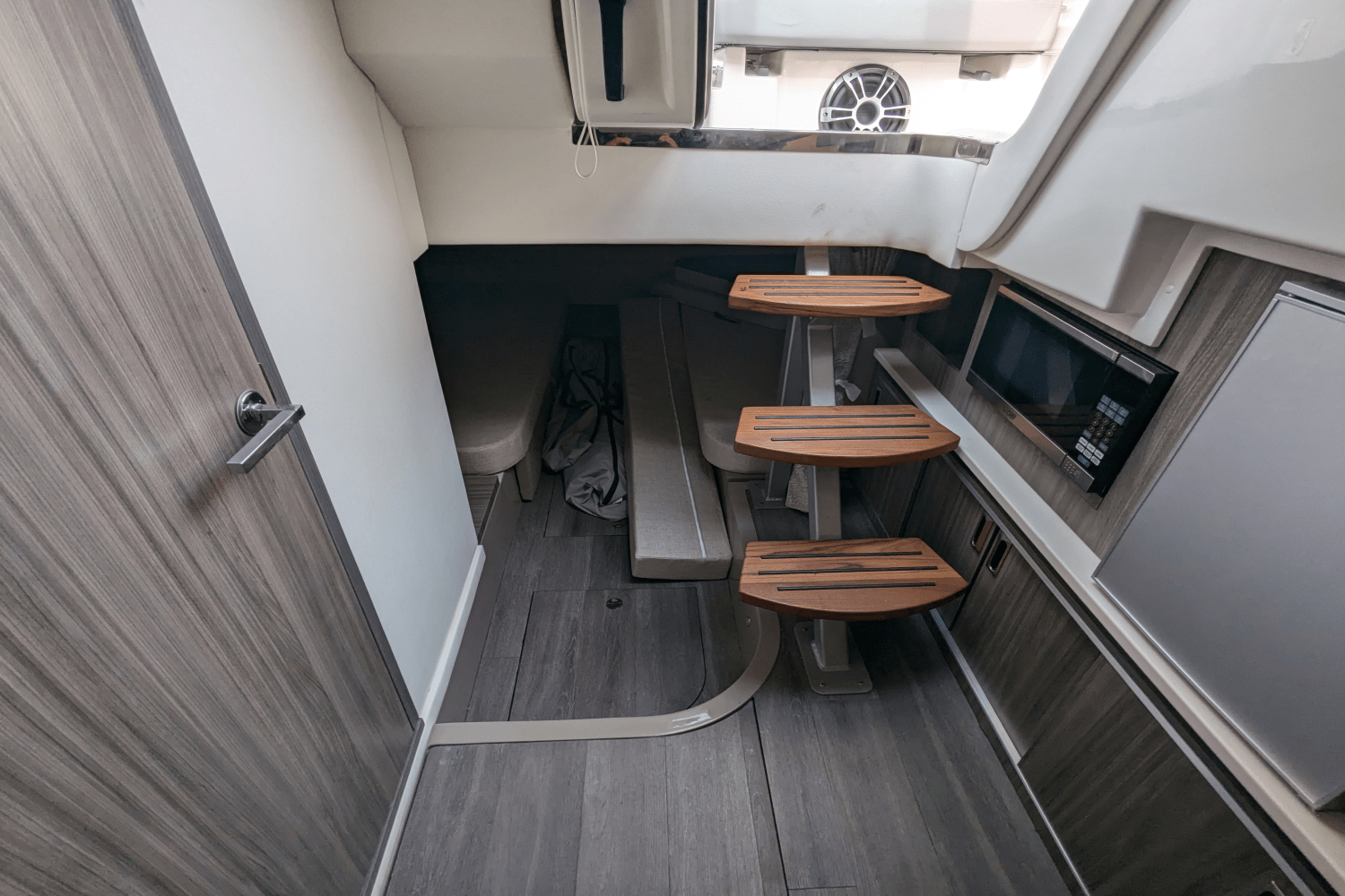 Slide: The Image of Sea Ray 320 SUNDANCER OB 2023 - 25