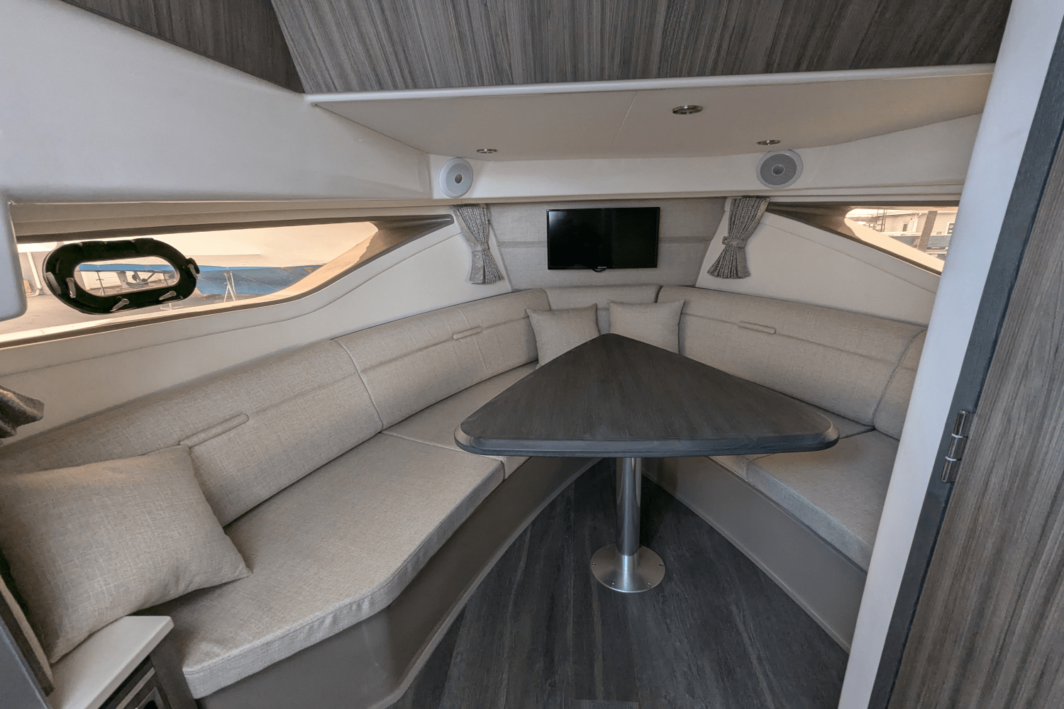 Slide: The Image of Sea Ray 320 SUNDANCER OB 2023 - 26