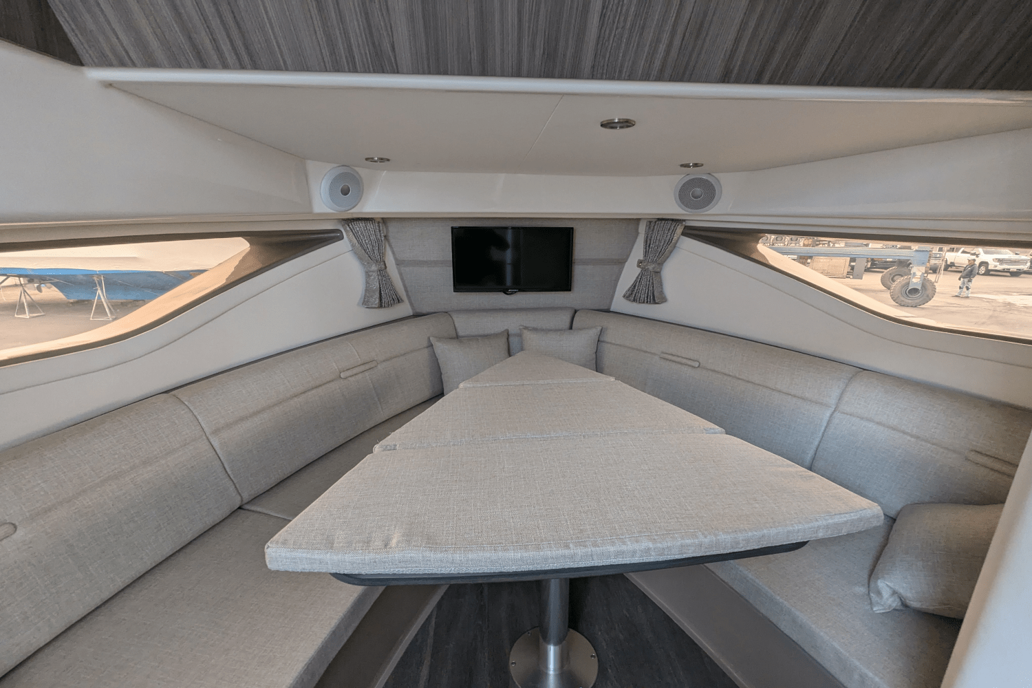 Slide: The Image of Sea Ray 320 SUNDANCER OB 2023 - 27