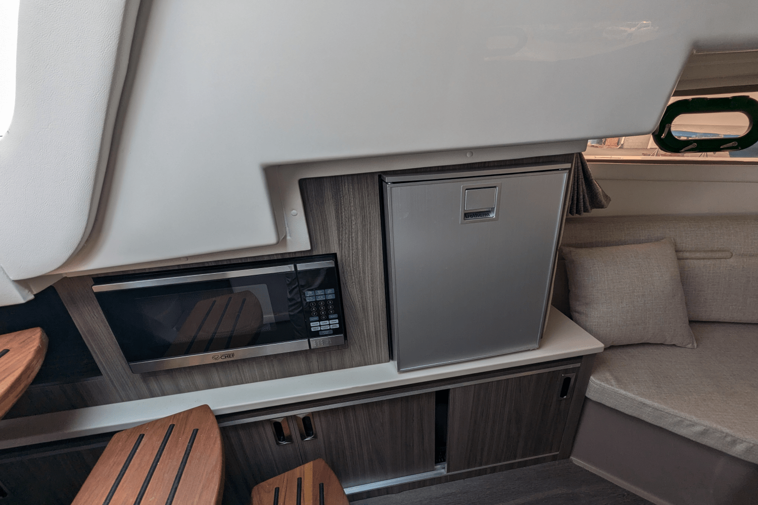Slide: The Image of Sea Ray 320 SUNDANCER OB 2023 - 28