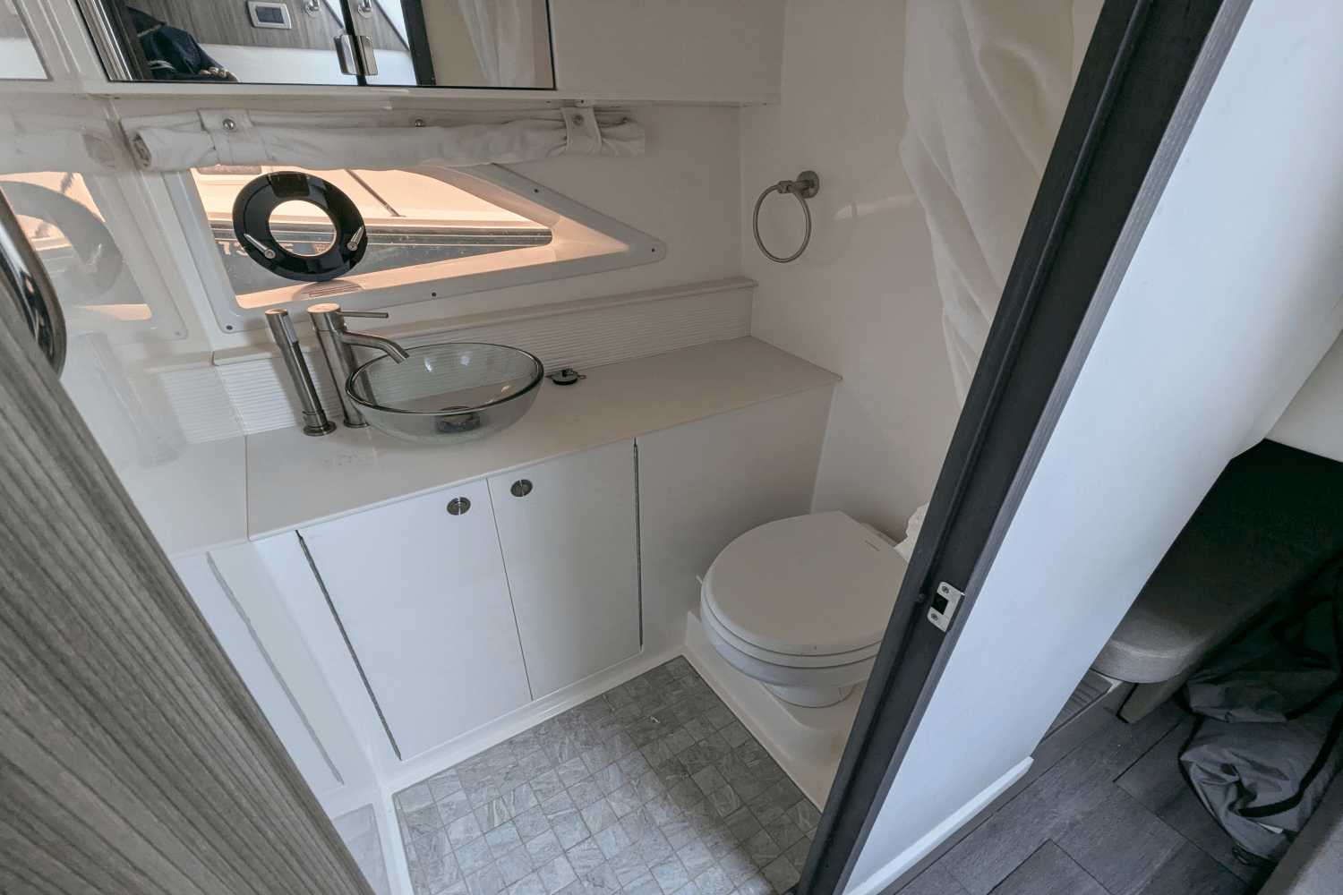 Slide: The Image of Sea Ray 320 SUNDANCER OB 2023 - 29