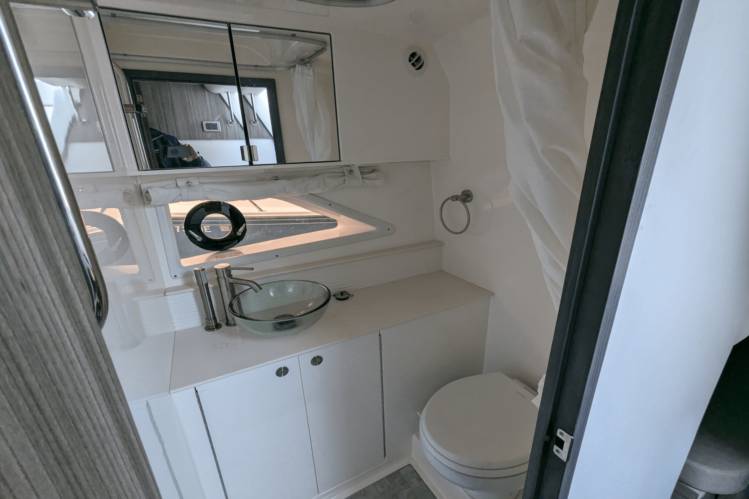 Slide: The Image of Sea Ray 320 SUNDANCER OB 2023 - 30