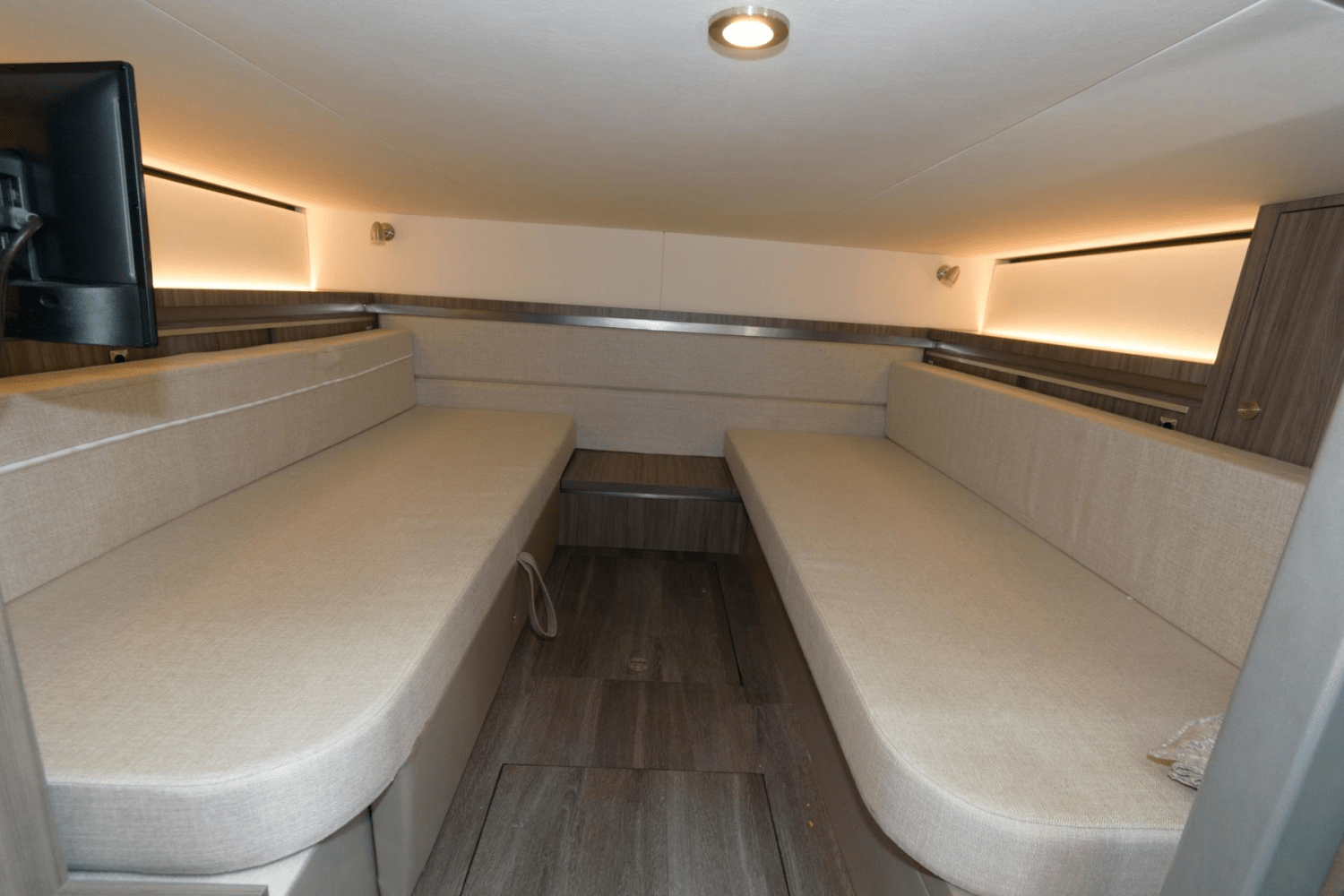 Slide: The Image of Sea Ray 320 SUNDANCER OB 2023 - 32