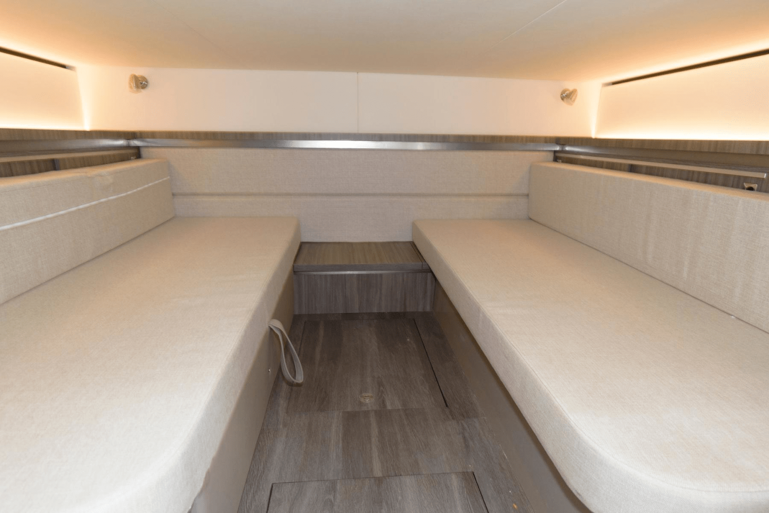 Slide: The Image of Sea Ray 320 SUNDANCER OB 2023 - 33