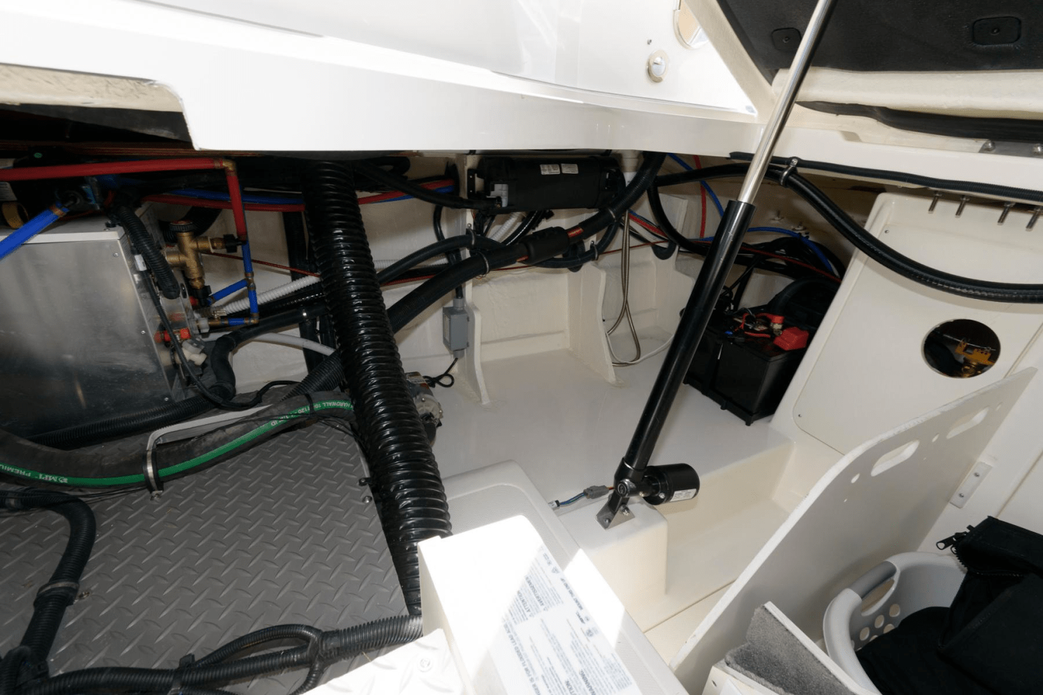 Slide: The Image of Sea Ray 320 SUNDANCER OB 2023 - 36