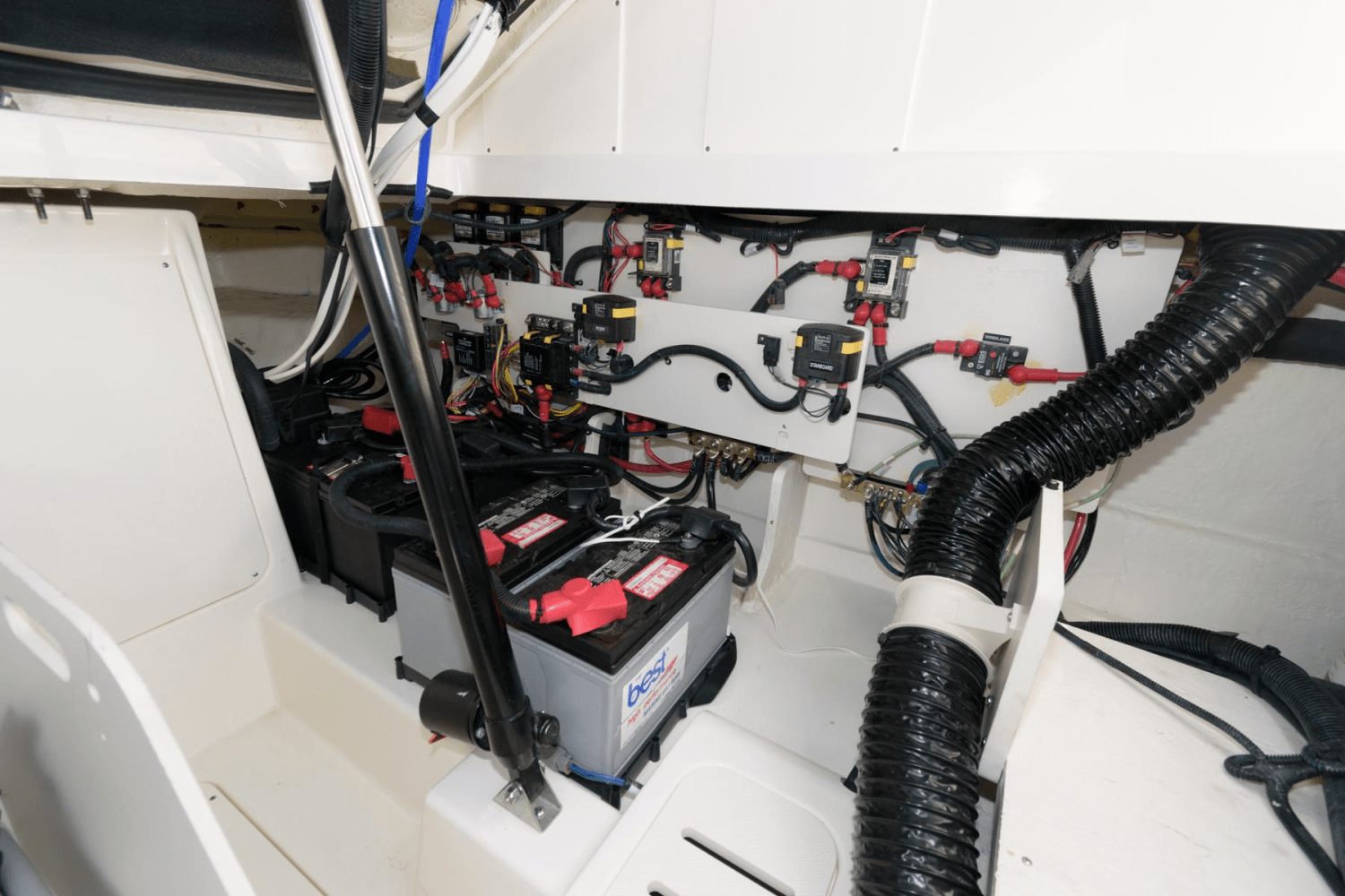 Slide: The Image of Sea Ray 320 SUNDANCER OB 2023 - 37