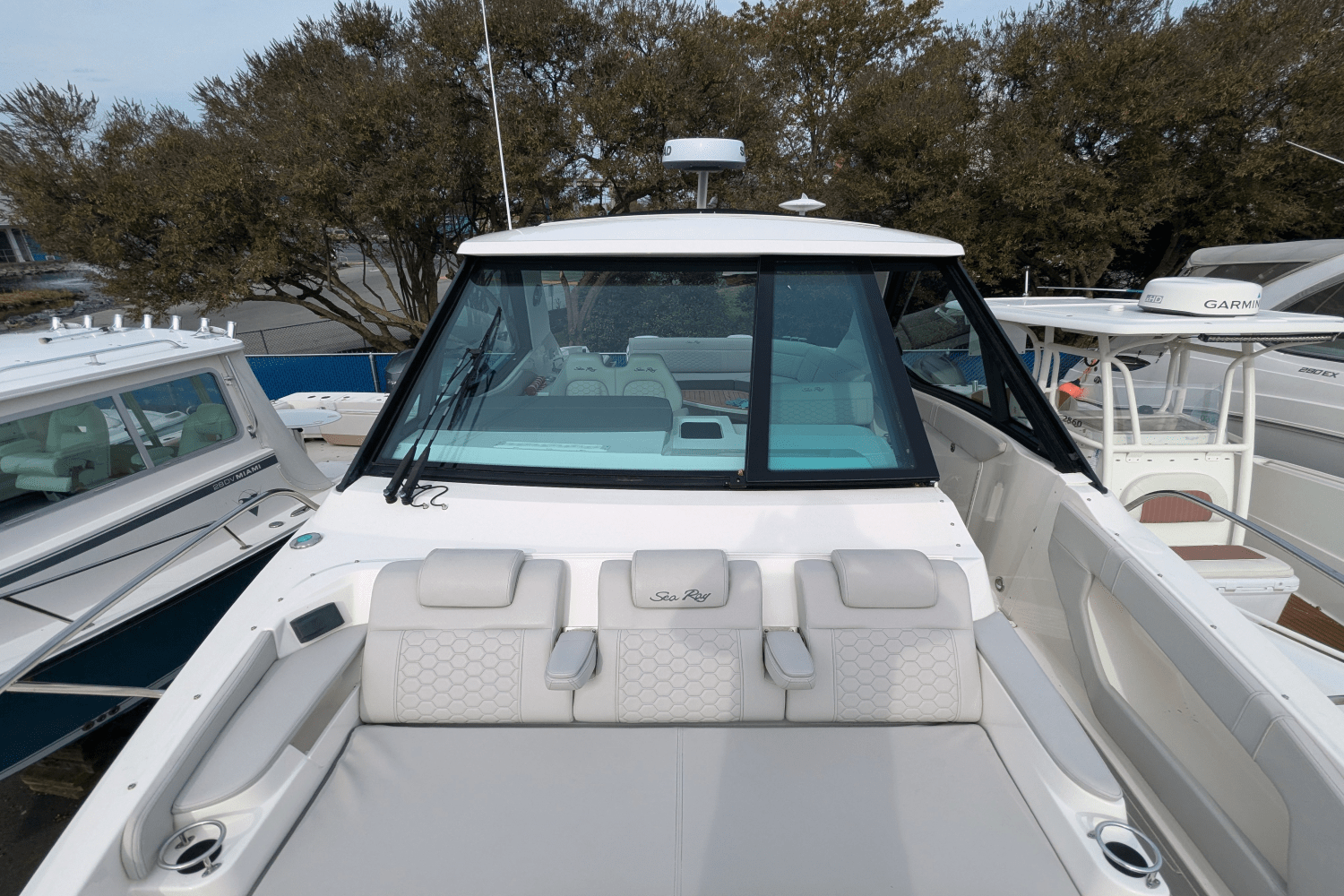 Slide: The Image of Sea Ray 320 SUNDANCER OB 2023 - 7