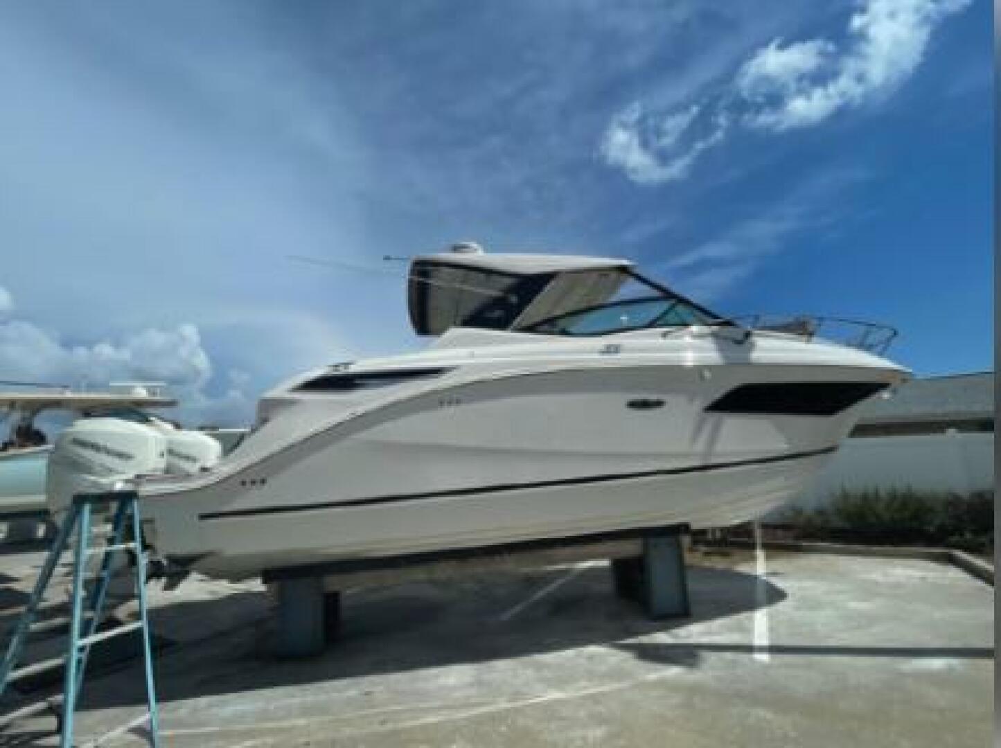 Slide: The Image of Sea Ray 320 Sundancer Outboard 2020 - 4028682