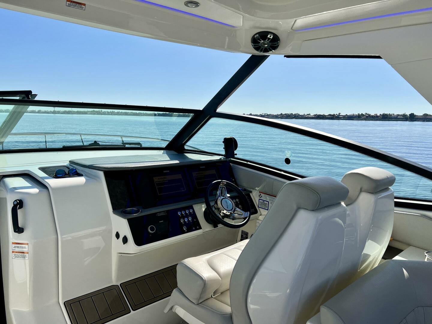 Slide: The Image of Sea Ray 320 Sundancer Outboard 2020 - 4117617