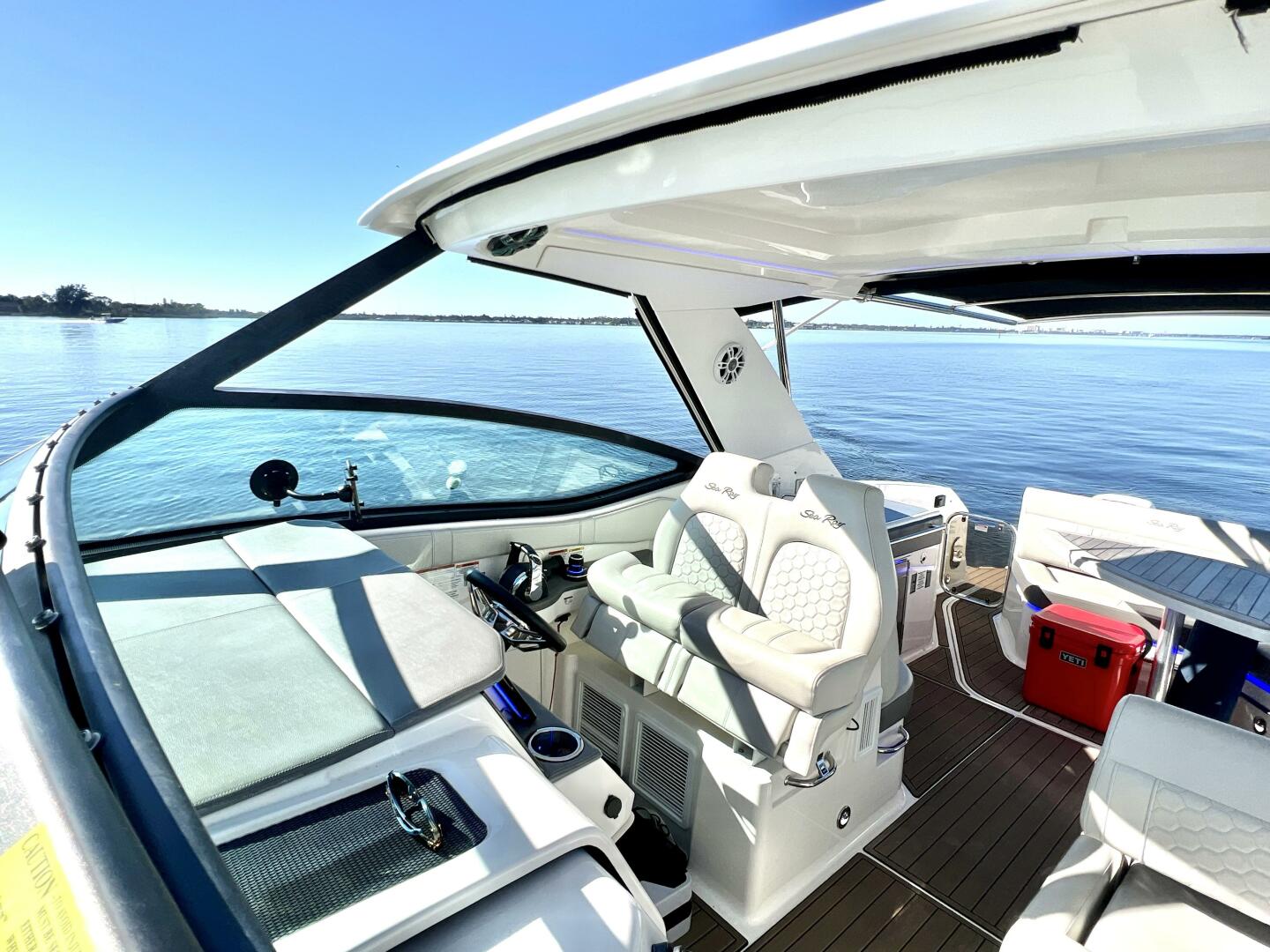 Slide: The Image of Sea Ray 320 Sundancer Outboard 2020 - 4117619
