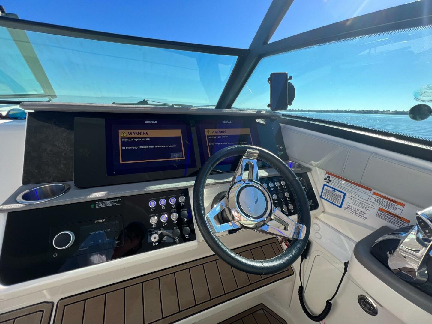 Slide: The Image of Sea Ray 320 Sundancer Outboard 2020 - 4117626