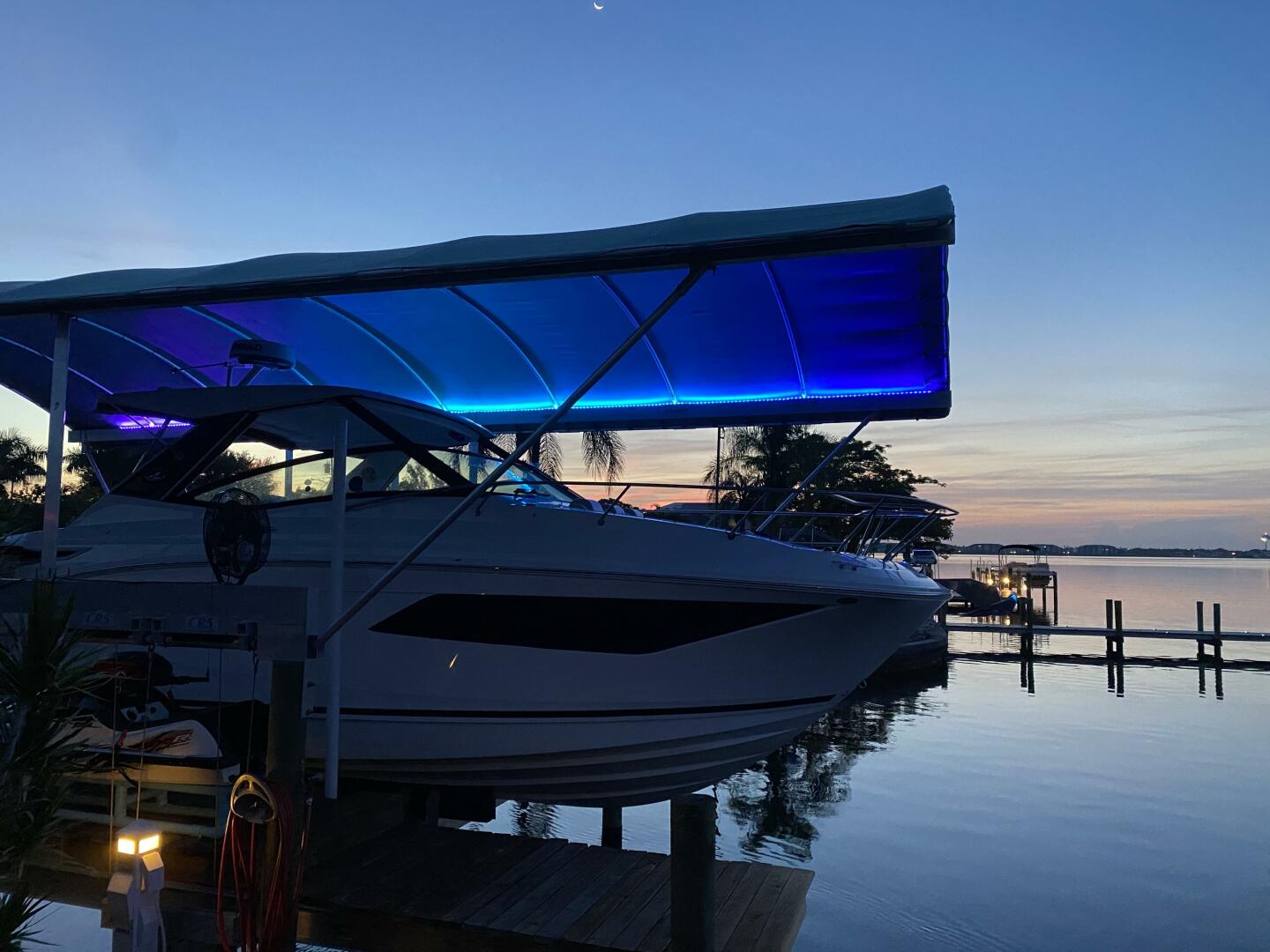 Slide: The Image of Sea Ray 320 Sundancer Outboard 2020 - 4117639