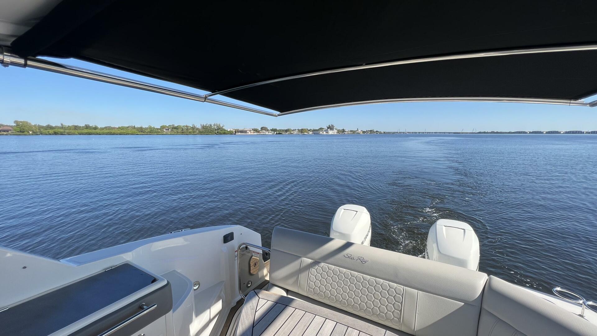 Slide: The Image of Sea Ray 320 Sundancer Outboard 2020 - 4117682