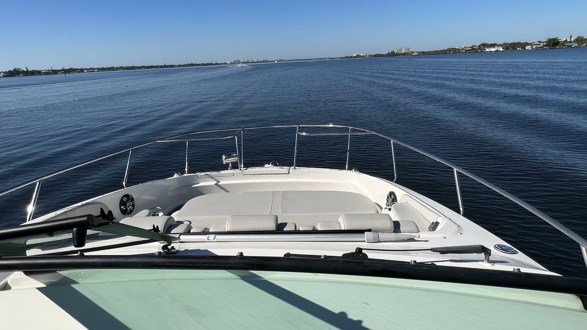 Slide: The Image of Sea Ray 320 Sundancer Outboard 2020 - 4117691