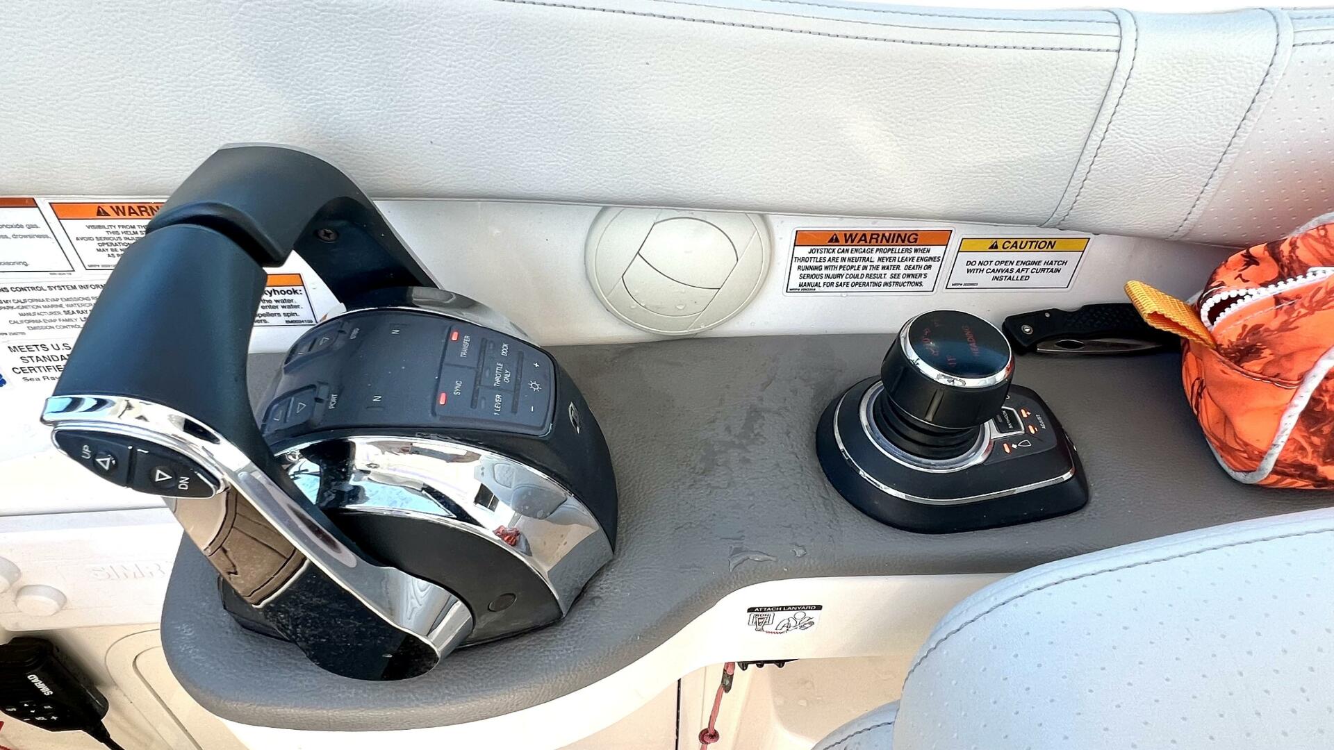 Slide: The Image of Sea Ray 320 Sundancer Outboard 2020 - 4117692