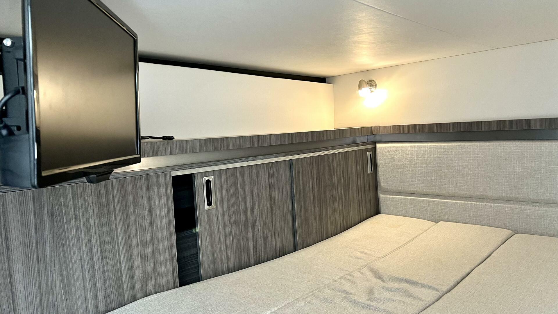 Slide: The Image of Sea Ray 320 Sundancer Outboard 2020 - 4117695