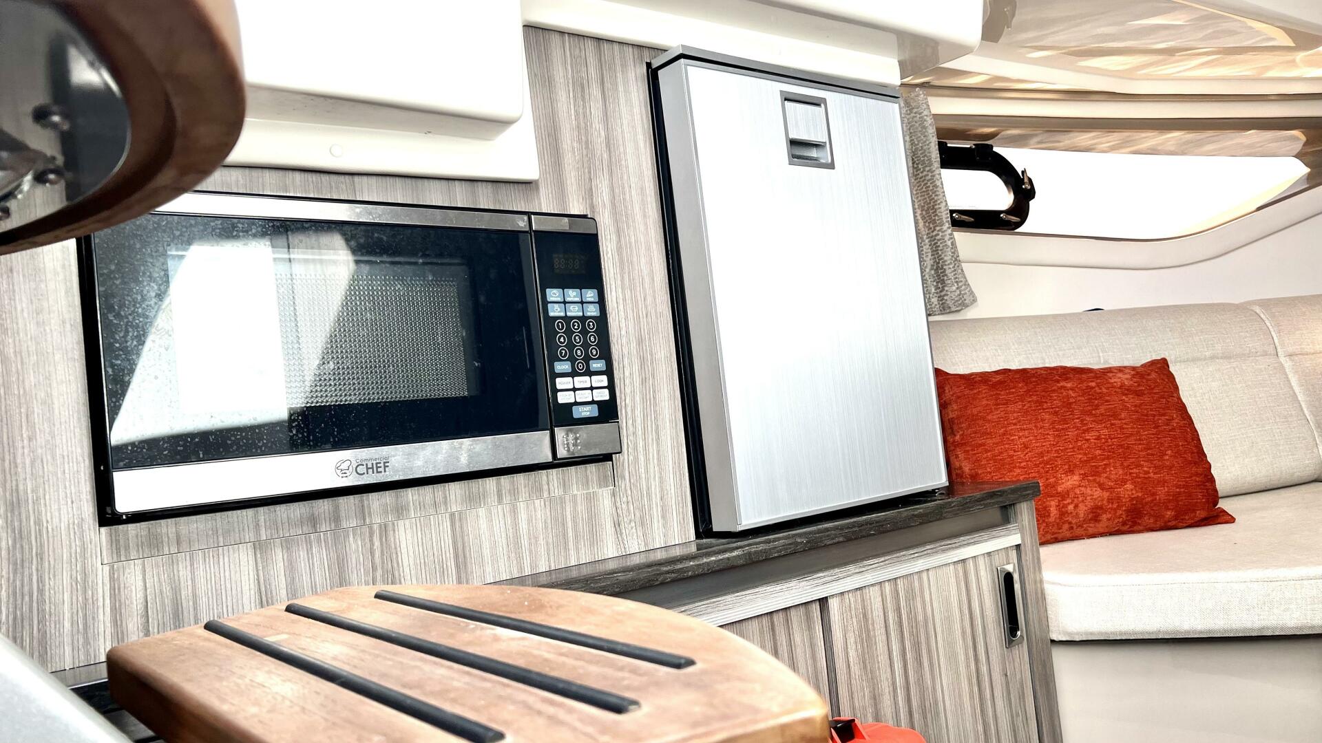 Slide: The Image of Sea Ray 320 Sundancer Outboard 2020 - 4117699