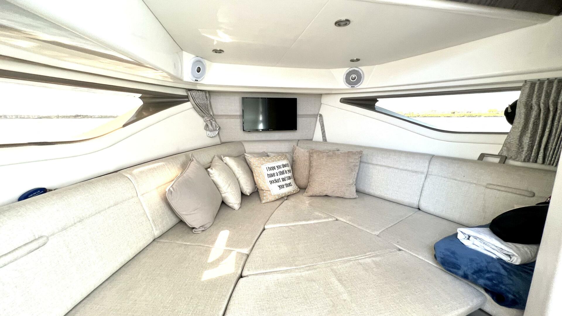 Slide: The Image of Sea Ray 320 Sundancer Outboard 2020 - 4117703