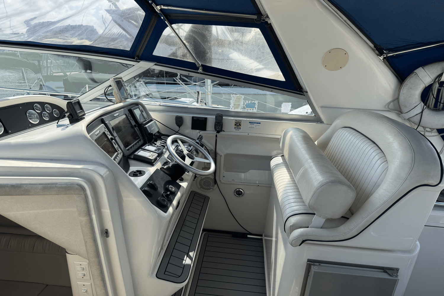 Slide: The Image of Sea Ray 330 EXPRESS CRUISER 1997 - 10
