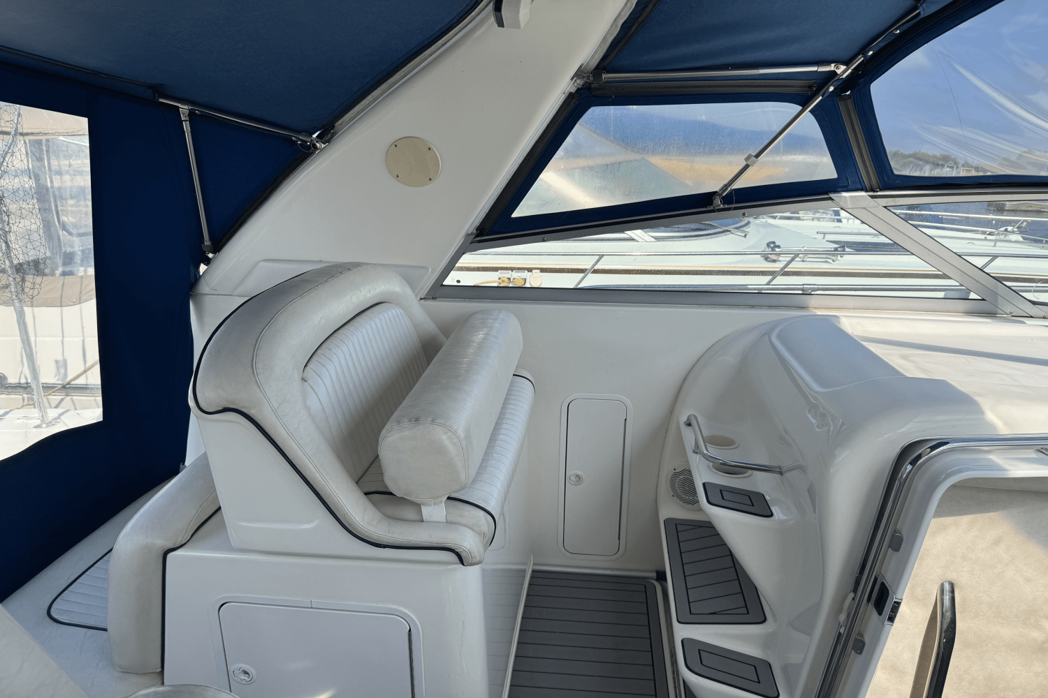 Slide: The Image of Sea Ray 330 EXPRESS CRUISER 1997 - 9