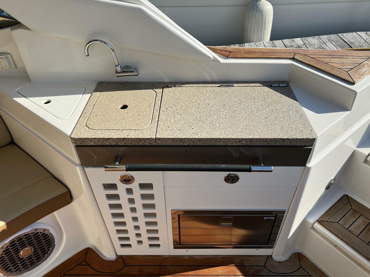 Slide: The Image of Sea Ray 350 SLX 2014 - 3955989
