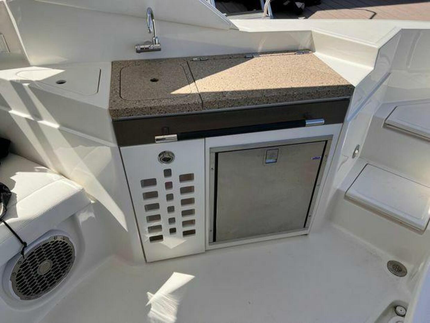 Slide: The Image of Sea Ray 350 SLX 2015 - 4338625