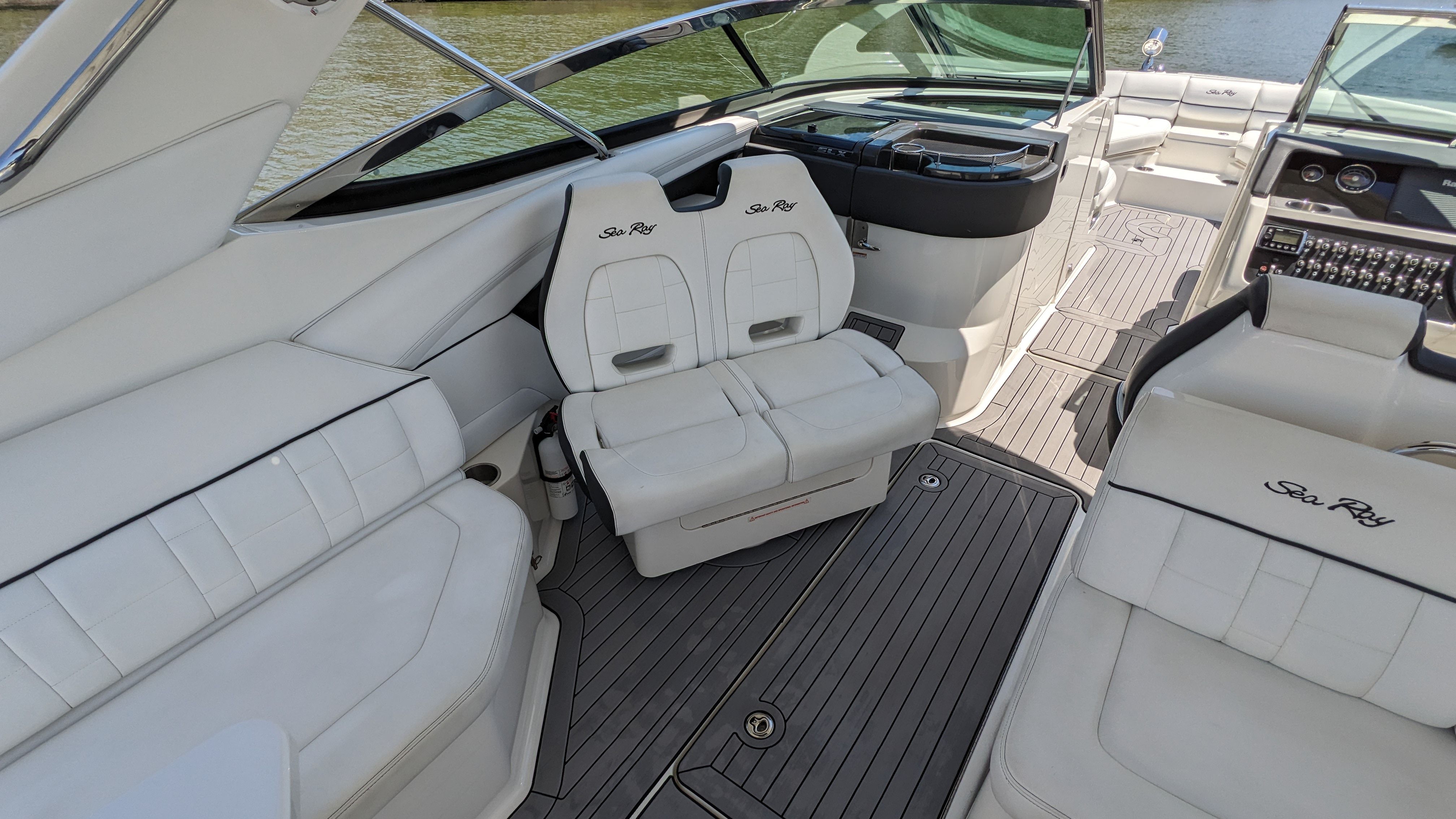 Slide: The Image of Sea Ray 350 SLX 2015 - 16