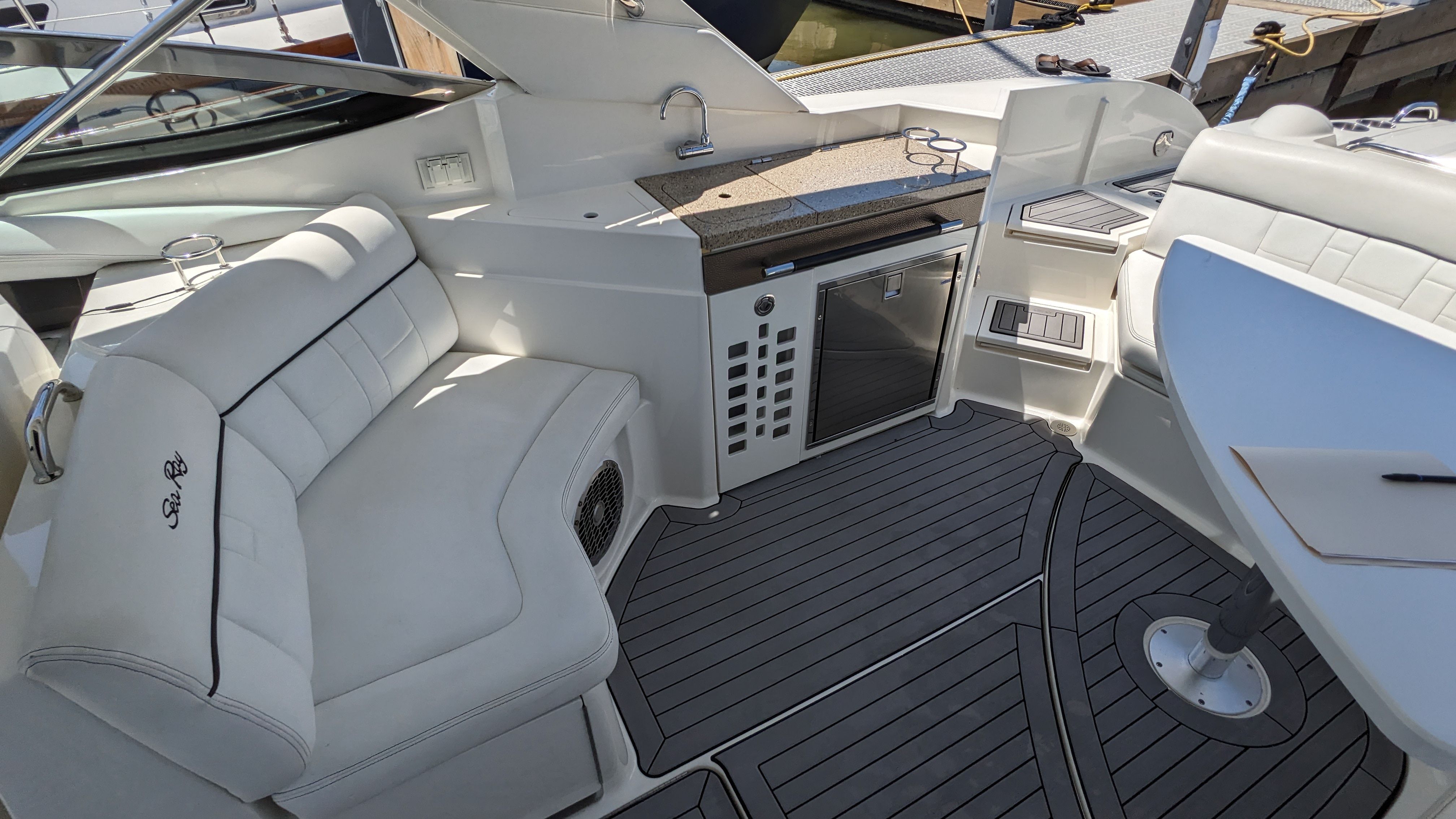 Slide: The Image of Sea Ray 350 SLX 2015 - 17