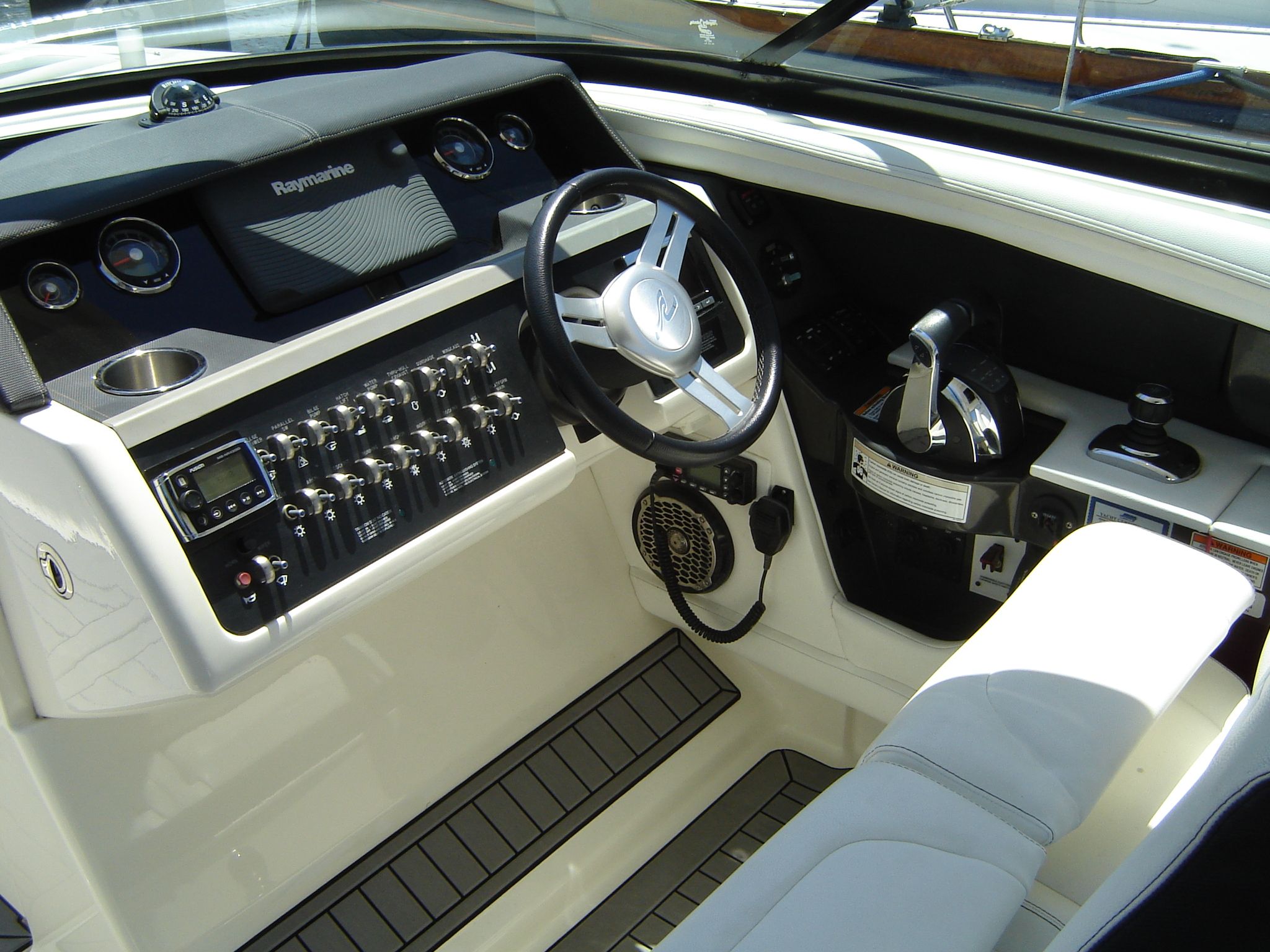 Slide: The Image of Sea Ray 350 SLX 2015 - 23