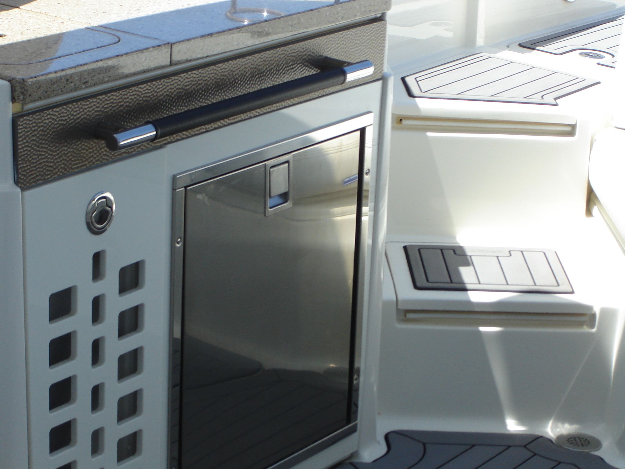 Slide: The Image of Sea Ray 350 SLX 2015 - 25