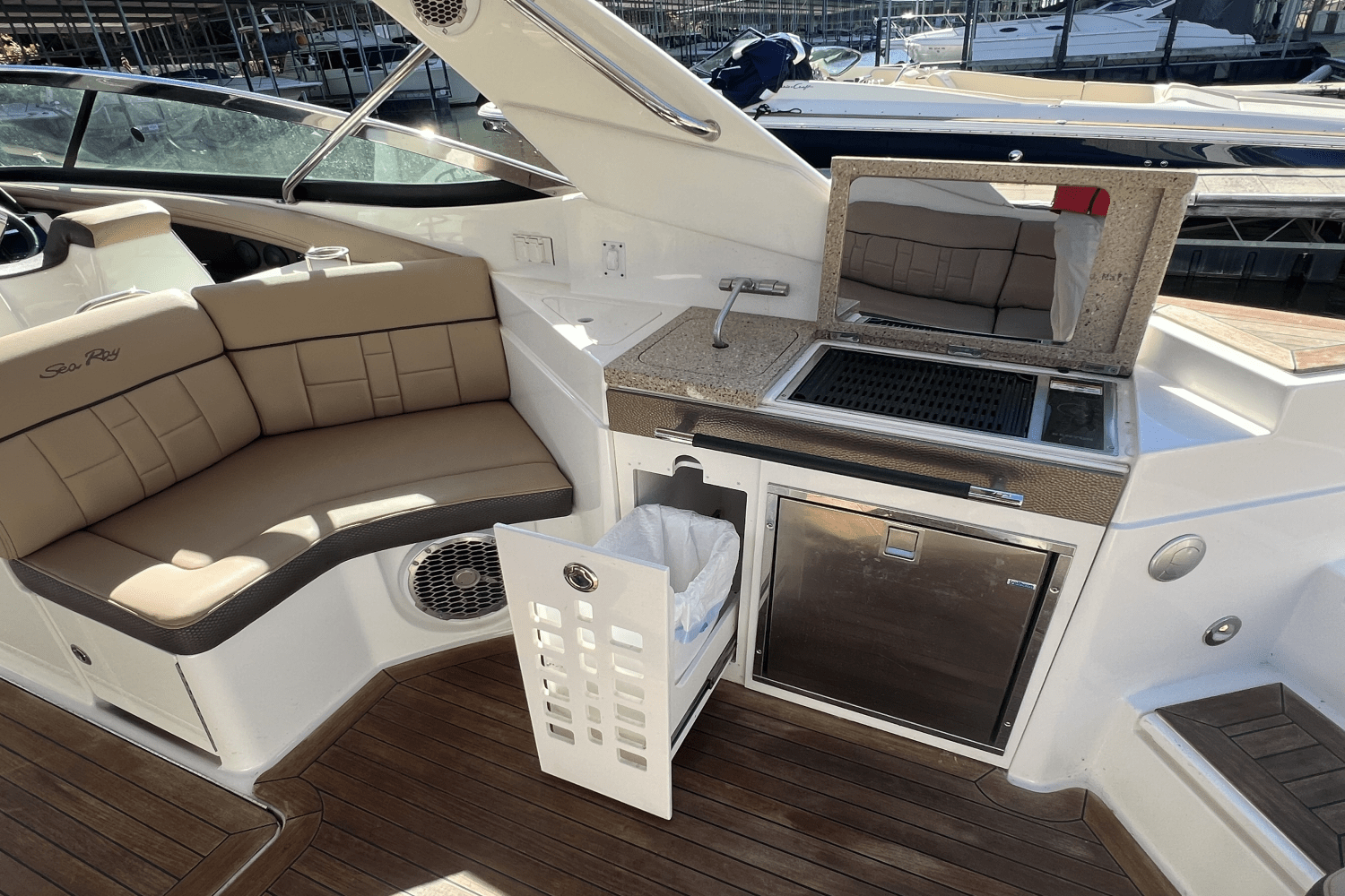 Slide: The Image of Sea Ray 350 SLX 2016 - 17