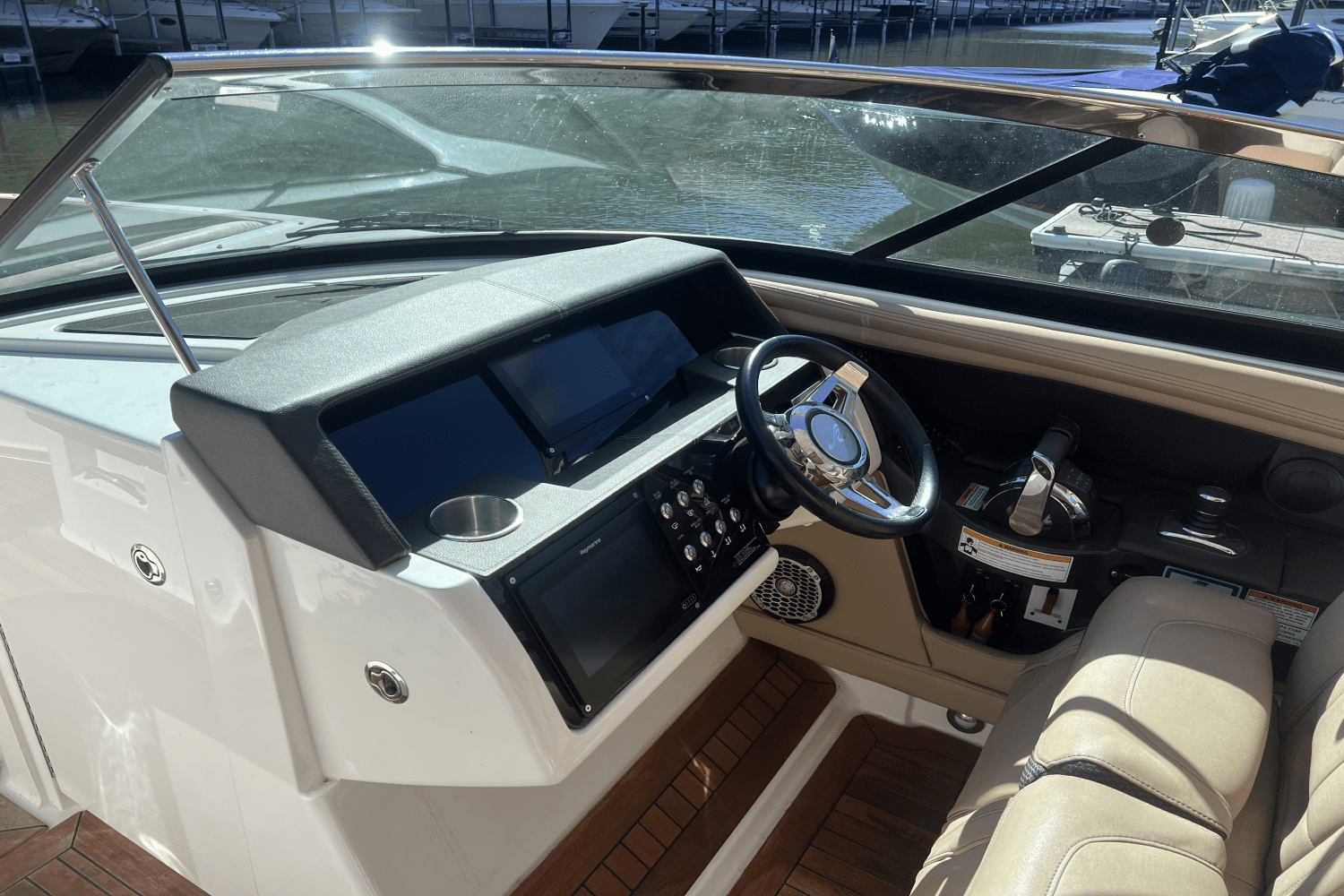 Slide: The Image of Sea Ray 350 SLX 2016 - 8