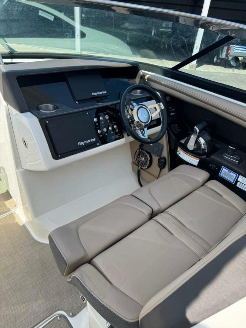Slide: The Image of Sea Ray 350 SLX 2018 - 5109276