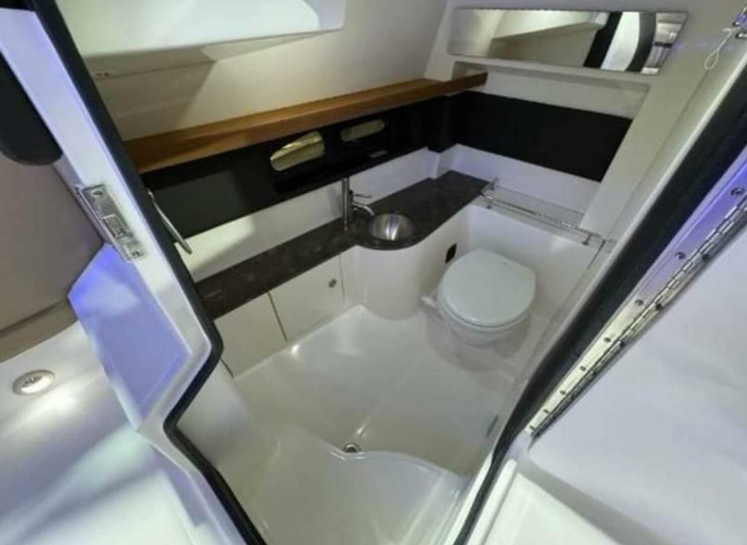 Slide: The Image of Sea Ray 350 SLX 2018 - 5109277