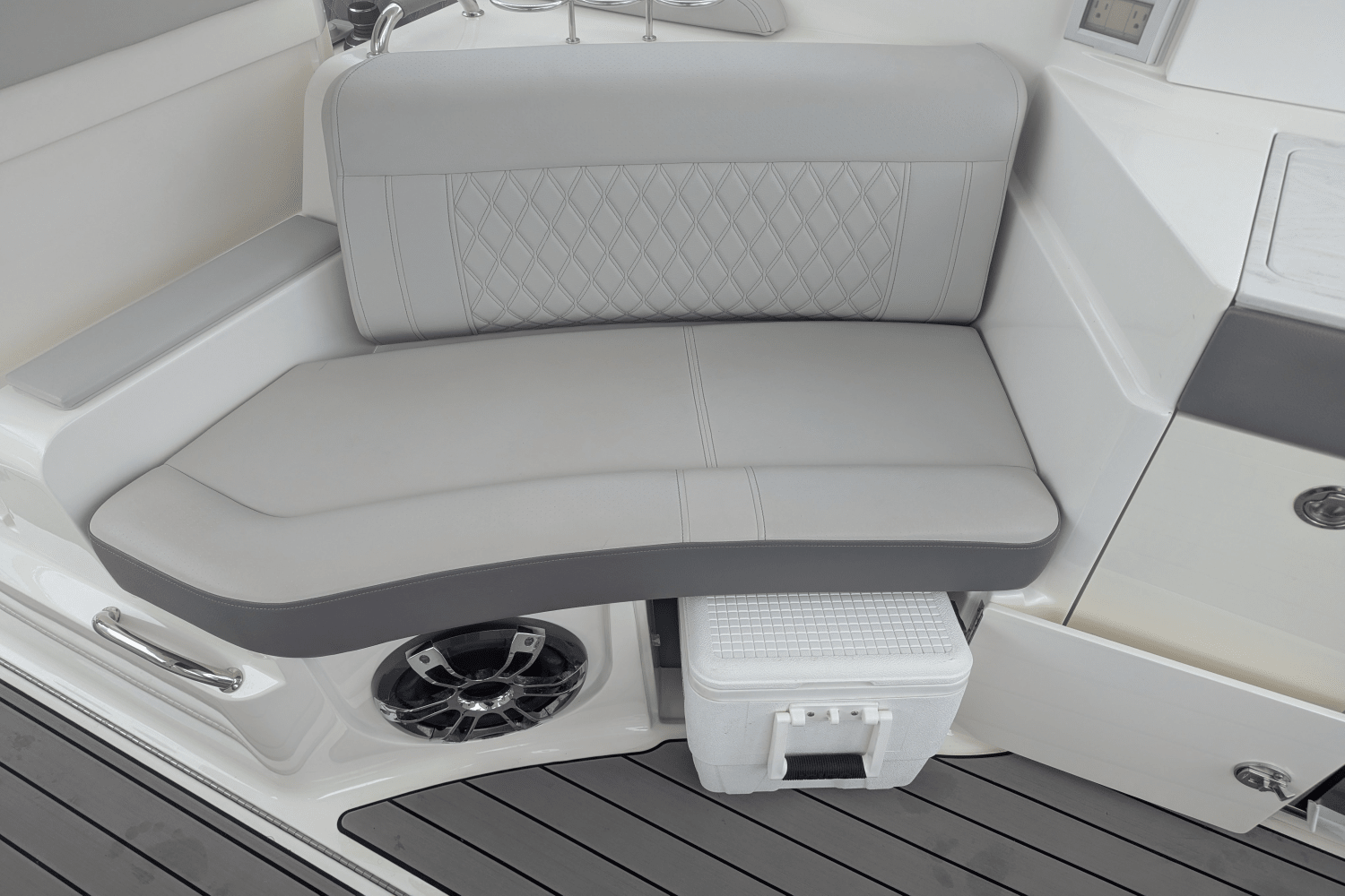 Slide: The Image of Sea Ray 350 SLX 2023 - 21