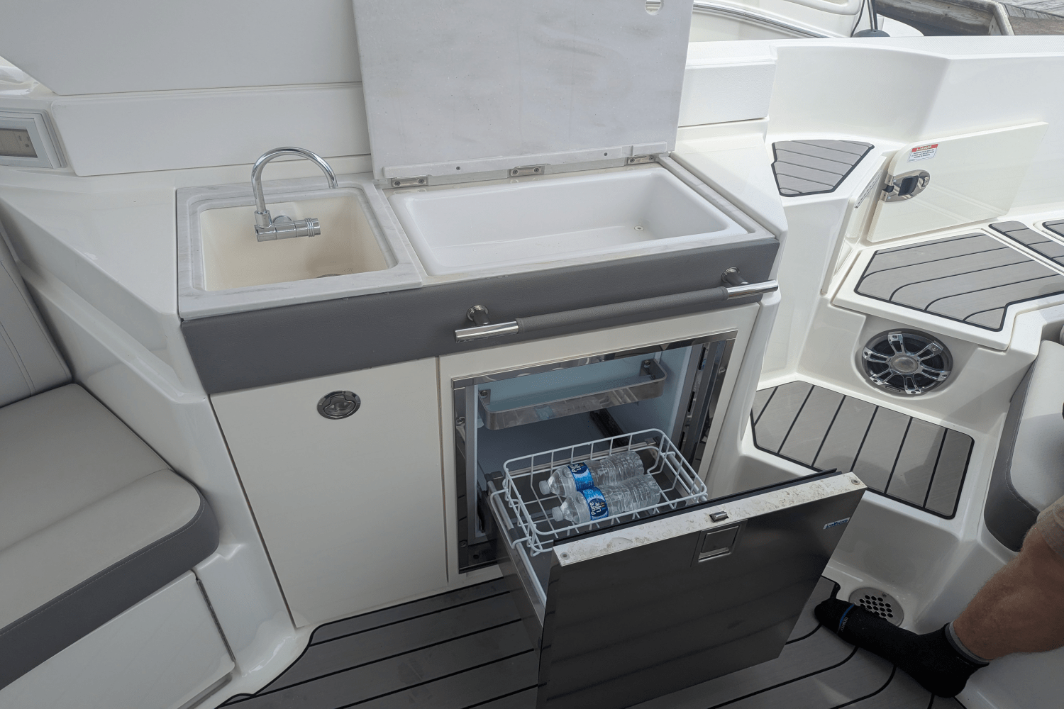 Slide: The Image of Sea Ray 350 SLX 2023 - 23