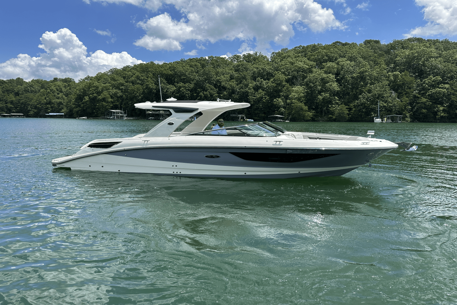 Slide: The Image of Sea Ray 350SLX 2026 - 12