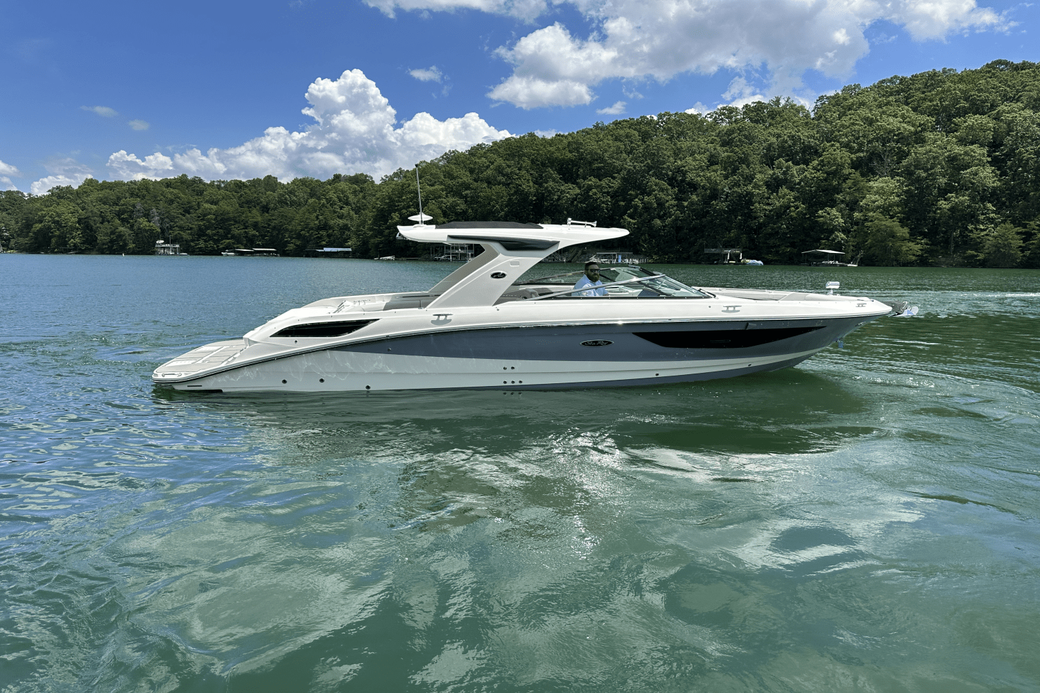 Slide: The Image of Sea Ray 350SLX 2026 - 13