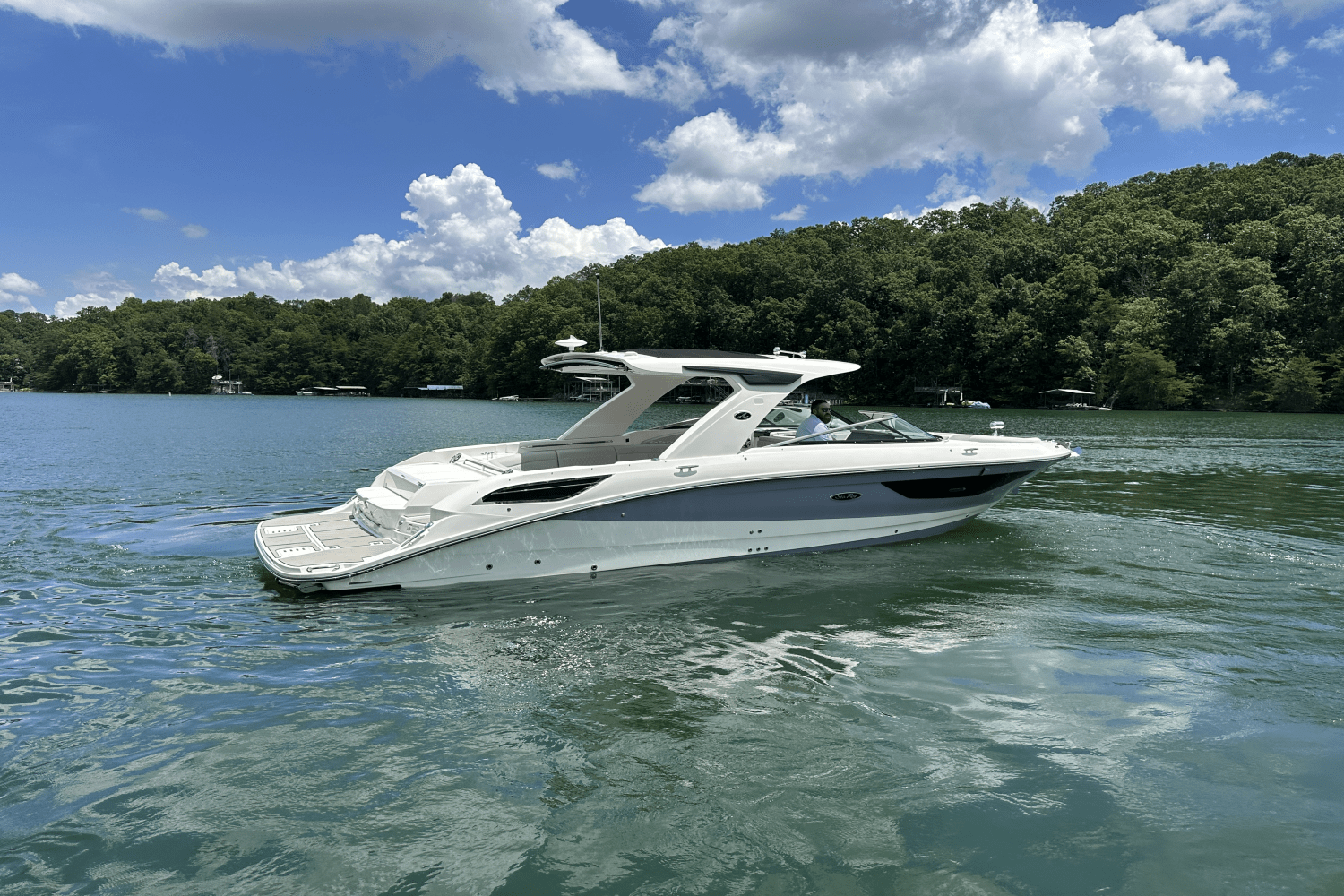 Slide: The Image of Sea Ray 350SLX 2026 - 15