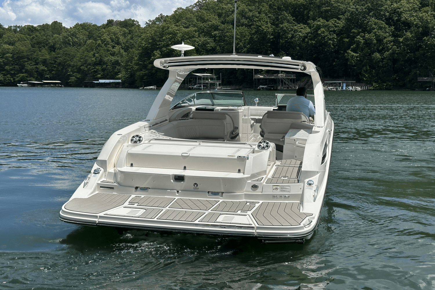 Slide: The Image of Sea Ray 350SLX 2026 - 18