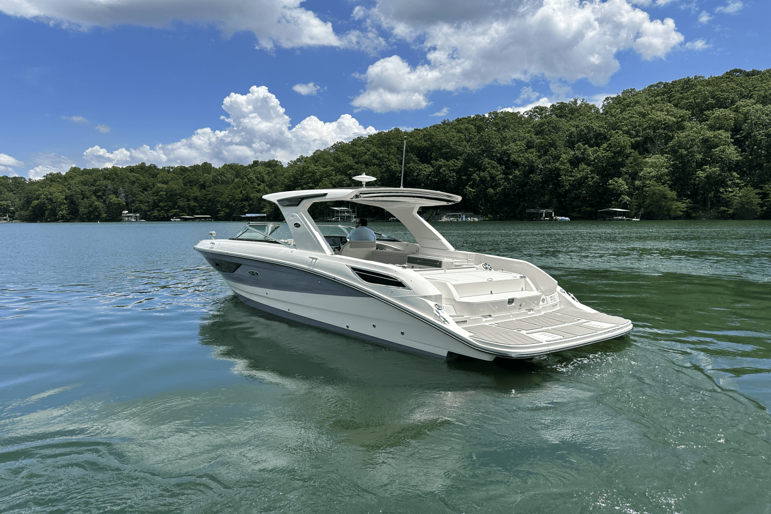 Slide: The Image of Sea Ray 350SLX 2026 - 20