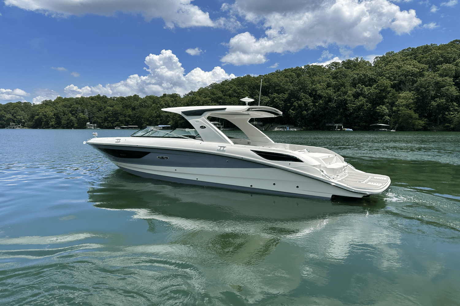 Slide: The Image of Sea Ray 350SLX 2026 - 21