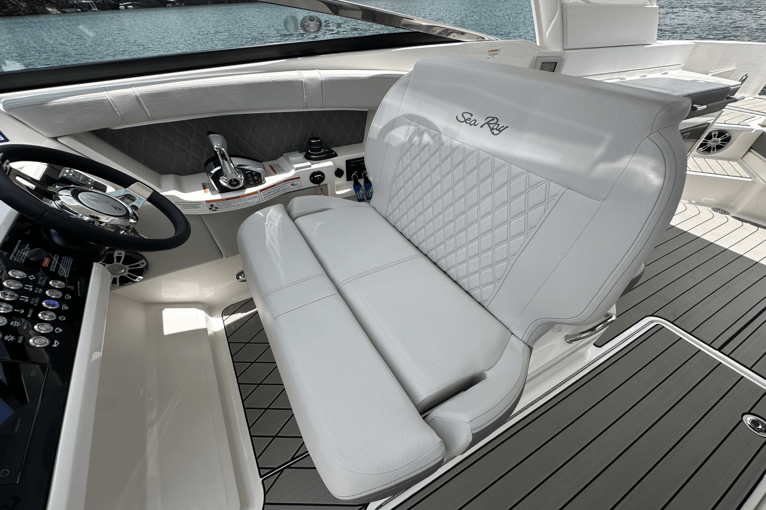 Slide: The Image of Sea Ray 350SLX 2026 - 22