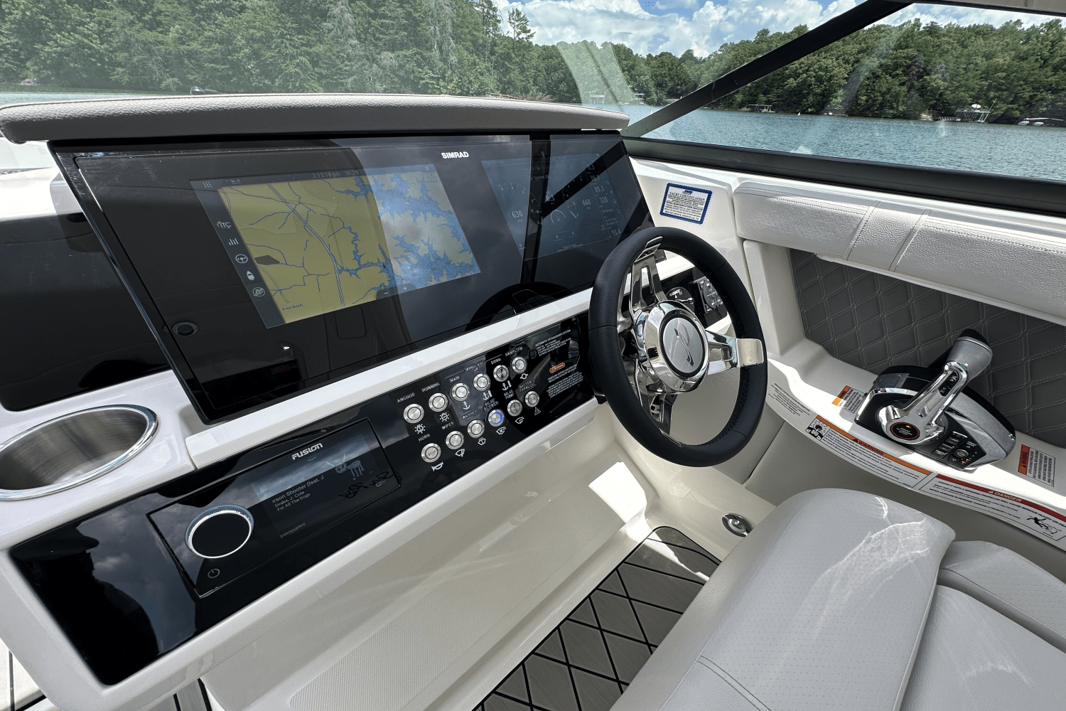 Slide: The Image of Sea Ray 350SLX 2026 - 23