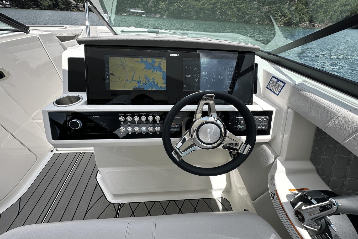 Slide: The Image of Sea Ray 350SLX 2026 - 24