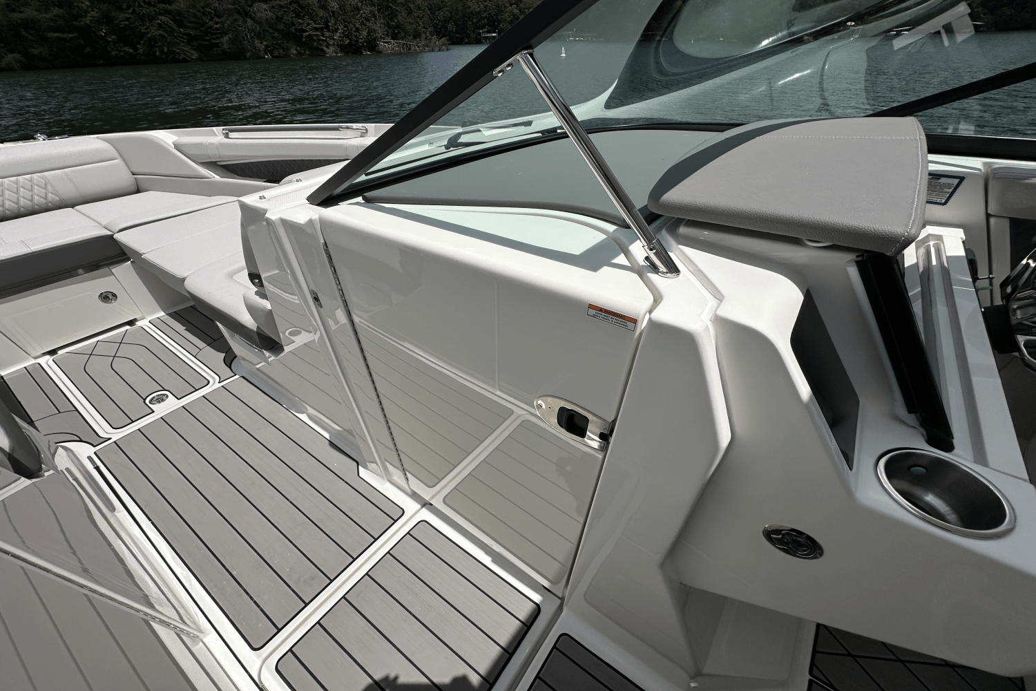 Slide: The Image of Sea Ray 350SLX 2026 - 25