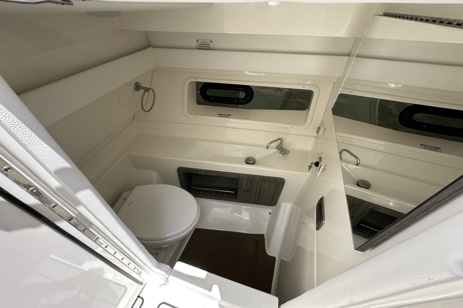 Slide: The Image of Sea Ray 350SLX 2026 - 26