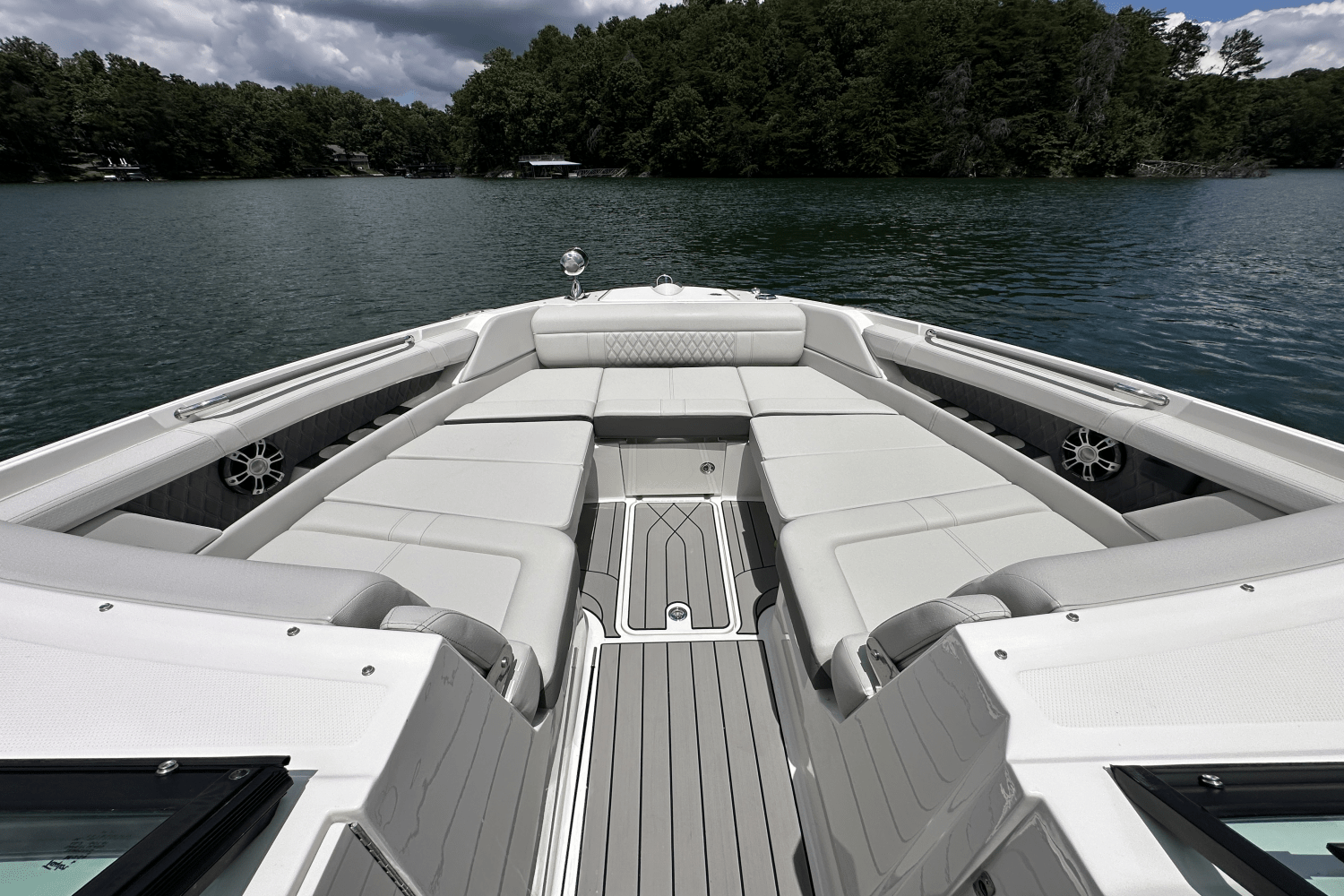 Slide: The Image of Sea Ray 350SLX 2026 - 27
