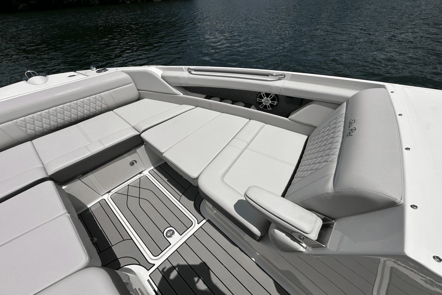 Slide: The Image of Sea Ray 350SLX 2026 - 29